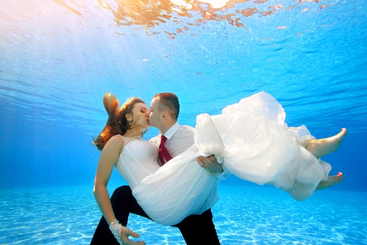 sposi in piscina a Le Pavoniere Firenze