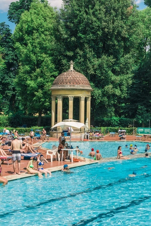 la piscina delle Pavoniere a Firenze