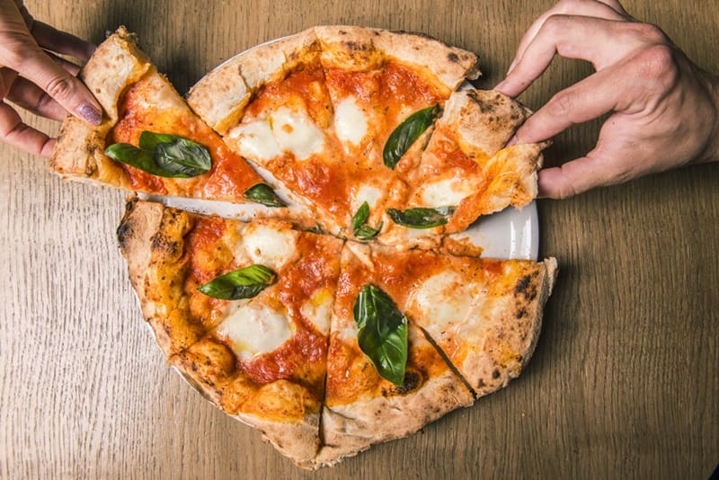 una pizza margherita