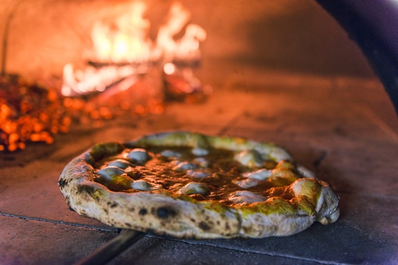 pizza cotta nel forno a legna